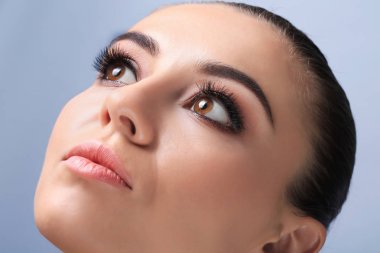 kirpik uzantıları olan kadın