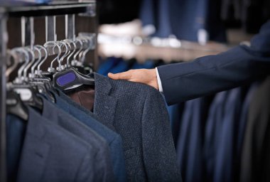 Şık takım elbise seçme adam 