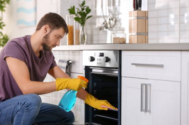 Adam temizlik fırın