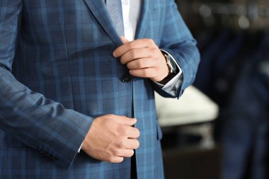 Şık elbiseli genç adam  