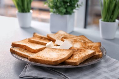 groep van schoolgaande kinderen te glimlachen