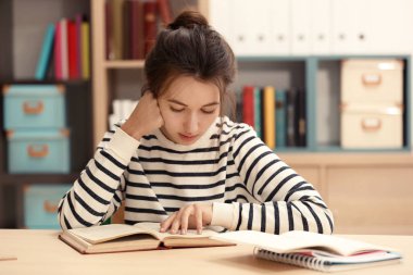 Ödev yapan genç kız. 