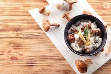 Risotto ve mantar ile kase 