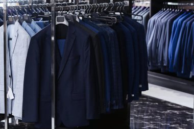 Mağazasında şık giysiler