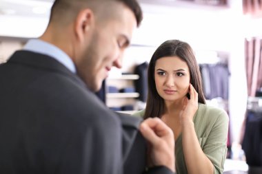 erkek takım elbise seçmek için yardımcı asistanı