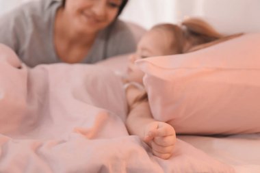 Anne sevimli küçük kız arıyor