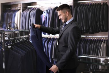 Şık takım elbise seçme adam