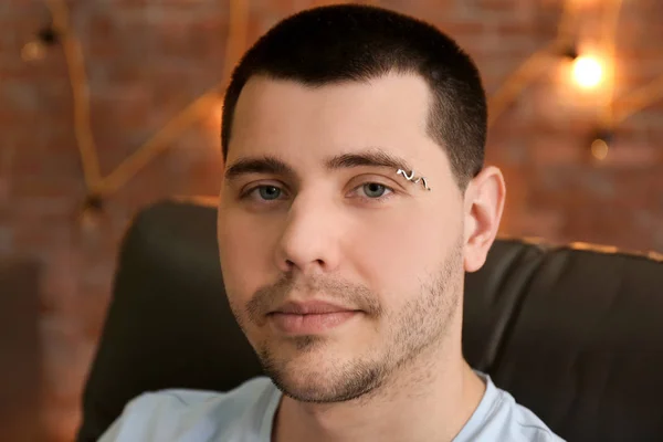 Junger Mann mit gepiercter Augenbraue — Stockfoto