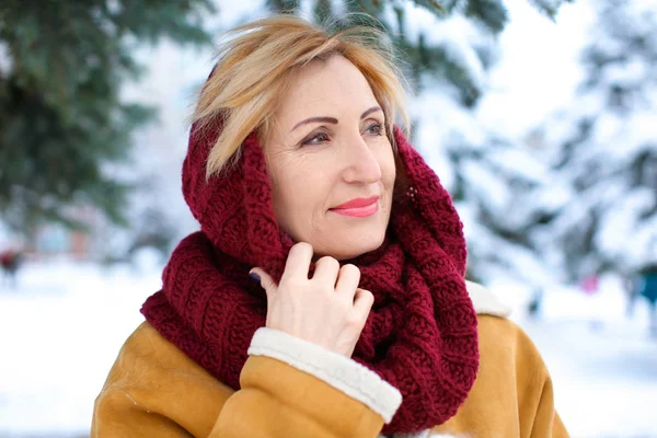 Happy mature woman in snowy park — Stock Photo, Image
