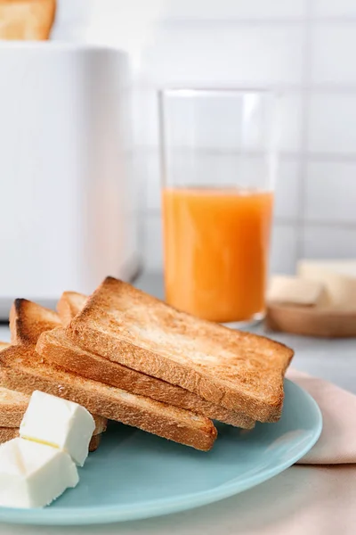 Pão torrado com manteiga e suco — Fotografia de Stock