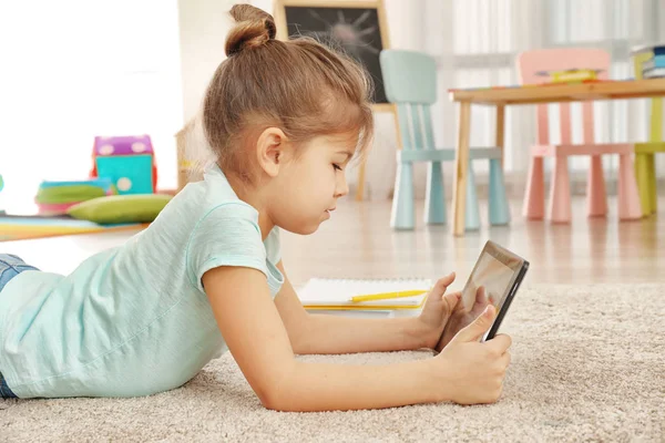 Niña usando tableta PC — Foto de Stock