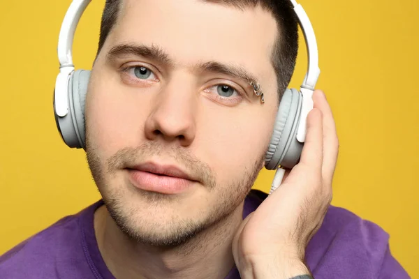 Young man  listening to music — Stock Photo, Image