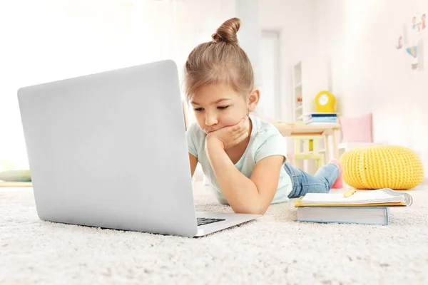 Mignonne petite fille en utilisant un ordinateur portable — Photo
