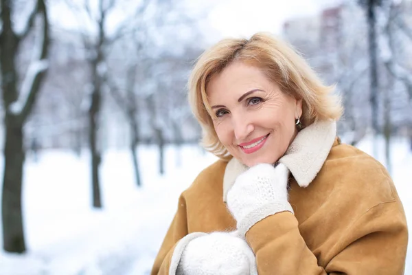 Mulher madura feliz no parque nevado — Fotografia de Stock