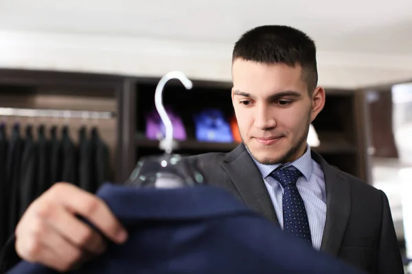 Homem escolhendo terno elegante — Fotografia de Stock