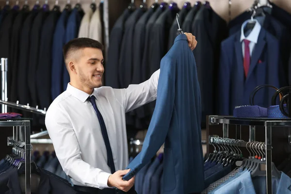 Homem escolhendo terno elegante — Fotografia de Stock