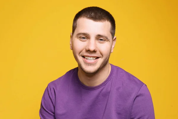 Young man with pierced eyebrow — Stock Photo, Image