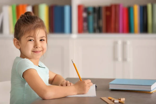 Mała dziewczynka odrabia lekcje. — Zdjęcie stockowe