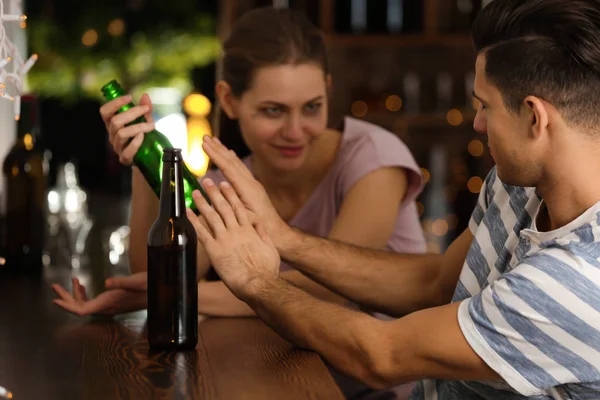 맥주 마시는 것을 사절 하는 남자 — 스톡 사진