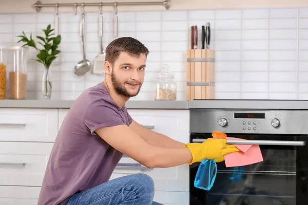 Uomo forno di pulizia — Foto Stock