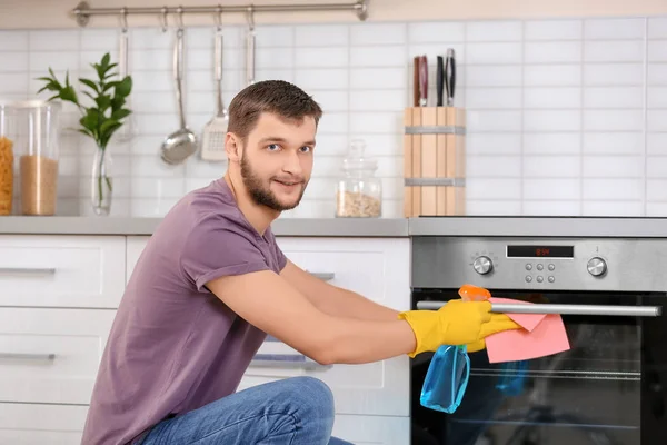 Horno de limpieza hombre — Foto de Stock