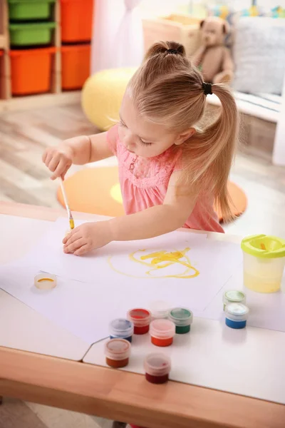 Маленькая милая девочка рисует — стоковое фото