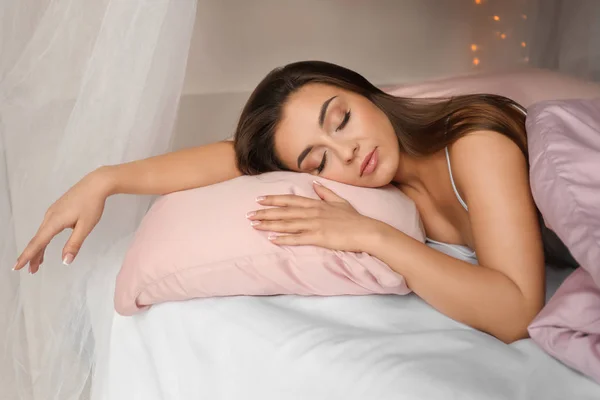 Νεαρή γυναίκα κοιμάται στο κρεβάτι — Φωτογραφία Αρχείου