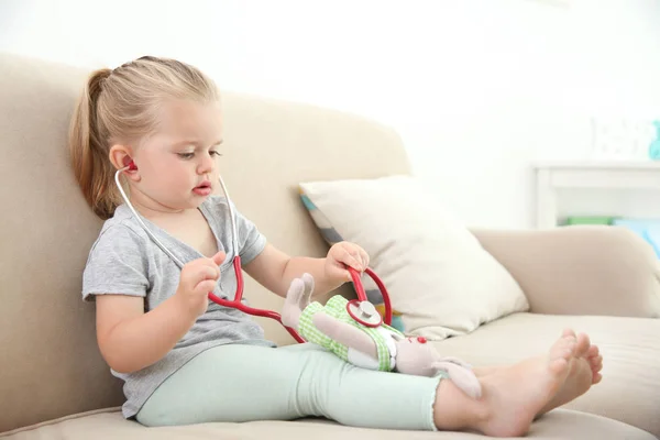 Schattig klein meisje met de stethoscoop — Stockfoto