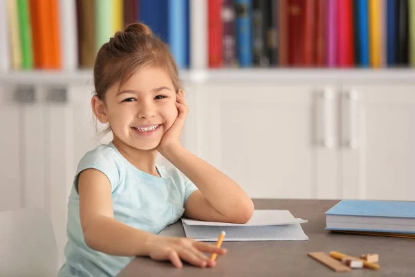 Kleines Mädchen macht Hausaufgaben — Stockfoto