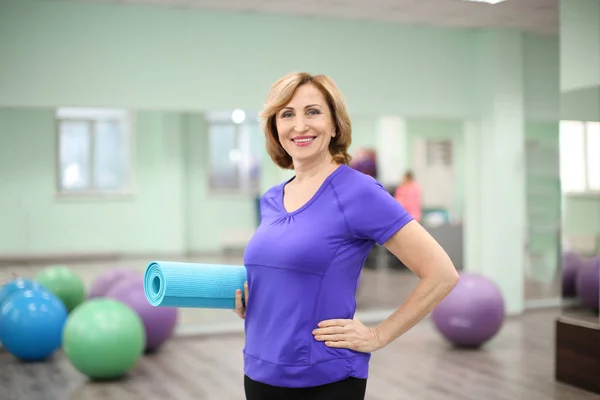 Mujer madura en el gimnasio —  Fotos de Stock