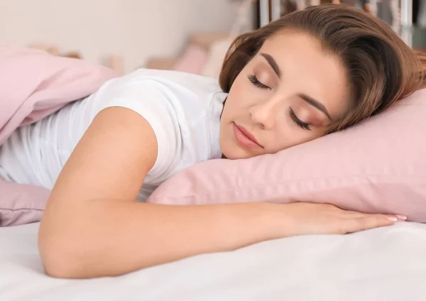 Wanita muda tidur di tempat tidur — Stok Foto