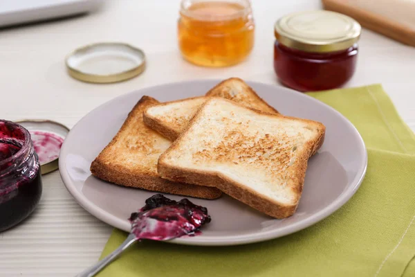 Pan tostado con mermelada —  Fotos de Stock