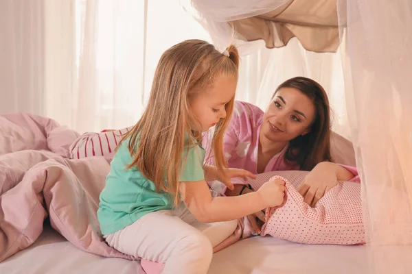 Niña y madre en el dormitorio — Foto de Stock