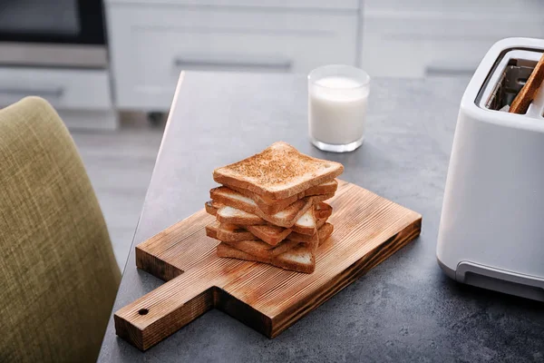 Toastový chléb a sklenice mléka — Stock fotografie