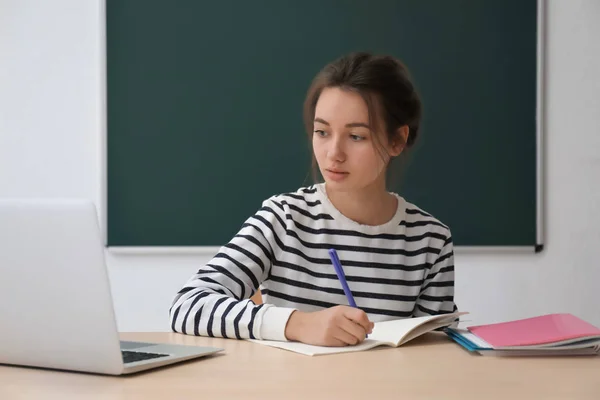 Teenager Mädchen macht Hausaufgaben — Stockfoto