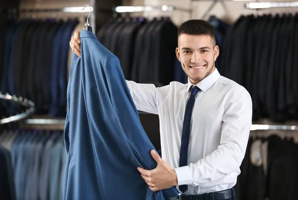 Mann wählt eleganten Anzug — Stockfoto
