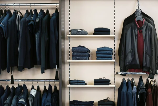 Ropa elegante en la tienda — Foto de Stock