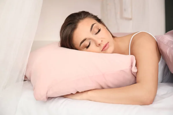 Joven mujer durmiendo en la cama — Foto de Stock