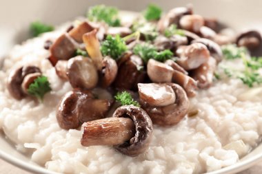 Mantar ile lezzetli risotto 