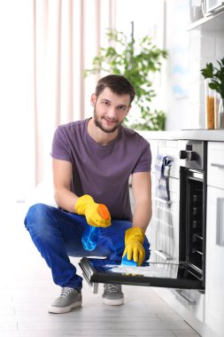 Adam temizlik fırın