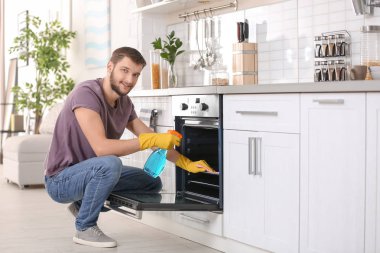 Adam temizlik fırın