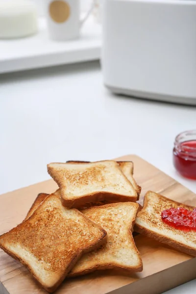 Pan tostado con mermelada —  Fotos de Stock