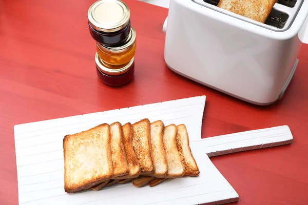 Papan dengan roti panggang — Stok Foto