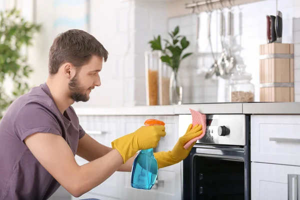 Man cleaning oven — Stock Photo, Image