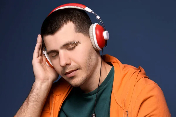 Young man listening to music — Stock Photo, Image