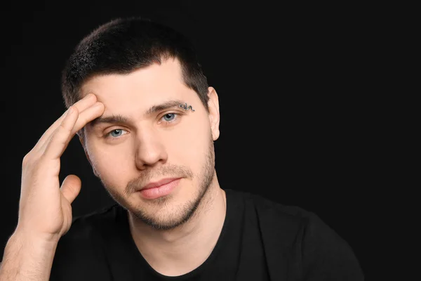 Junger Mann mit gepiercter Augenbraue — Stockfoto