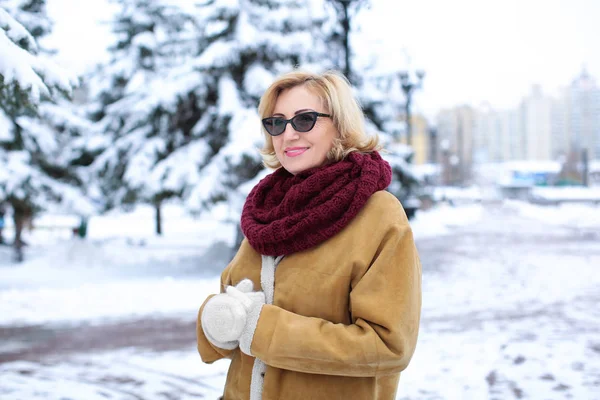 Heureuse femme mûre dans snowy park — Photo