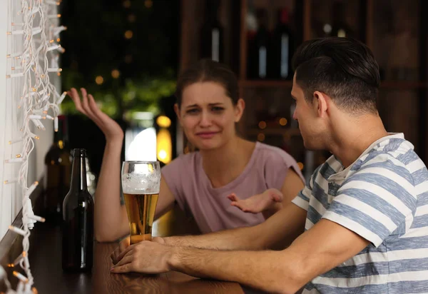 Pareja joven bebiendo en el bar — Foto de Stock