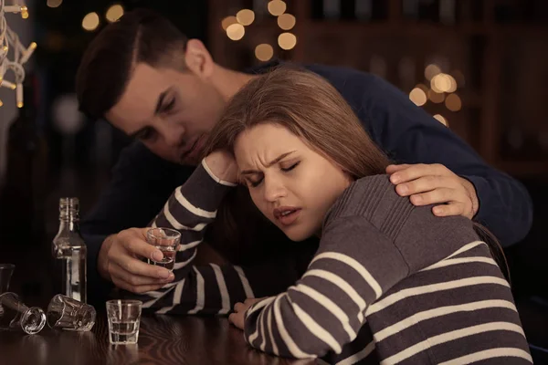 Pareja joven bebiendo en el bar — Foto de Stock