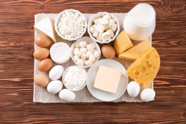 Farklı süt ürünleri ve yumurta ahşap arka plan üzerinde